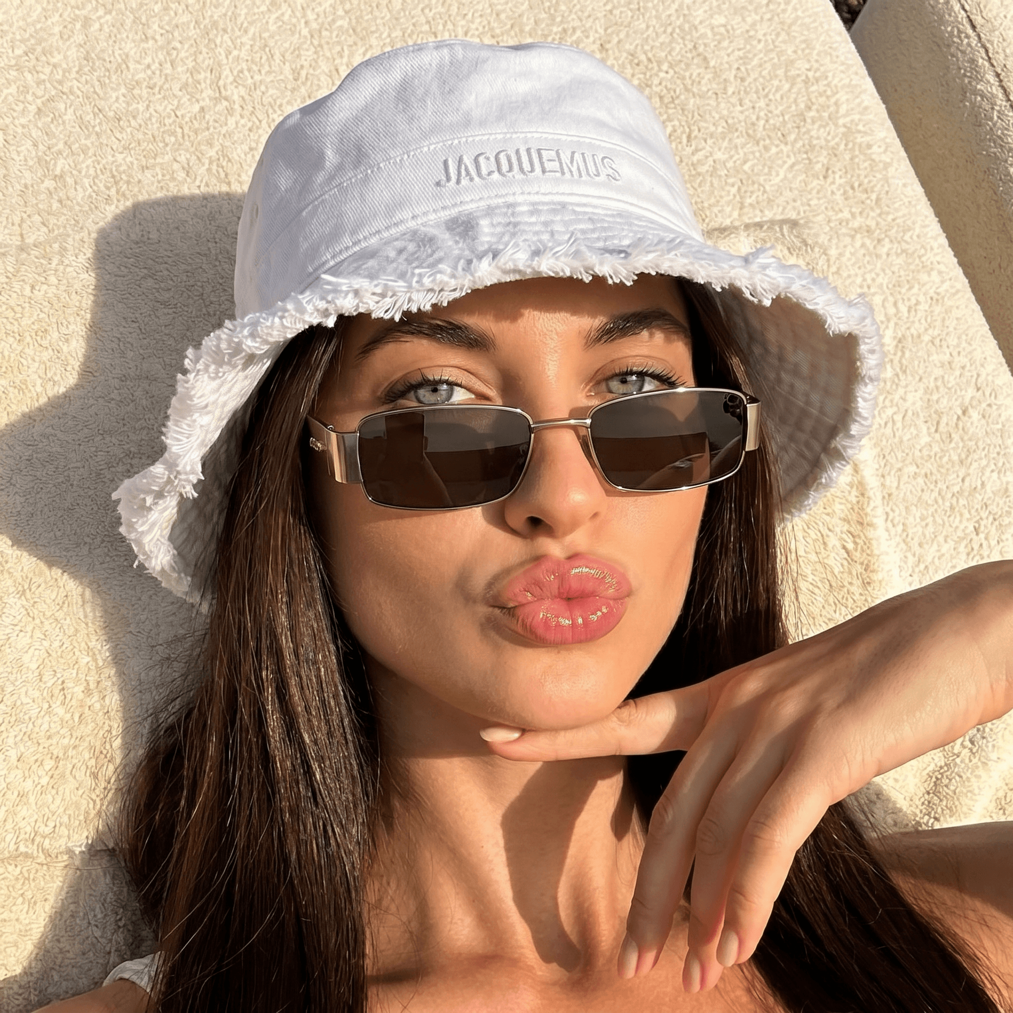 Фото на день рождения нейросетью — beauty-портрет: праздничный ИИ-портрет по своему селфи (с тортом и свечами)